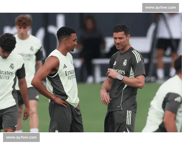 阿隆索皇马首秀温情时刻：爱妻助阵，伯纳乌见证新章